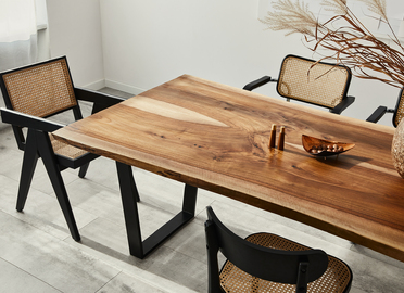Dark elegance: How to emphasize the wood grain?
