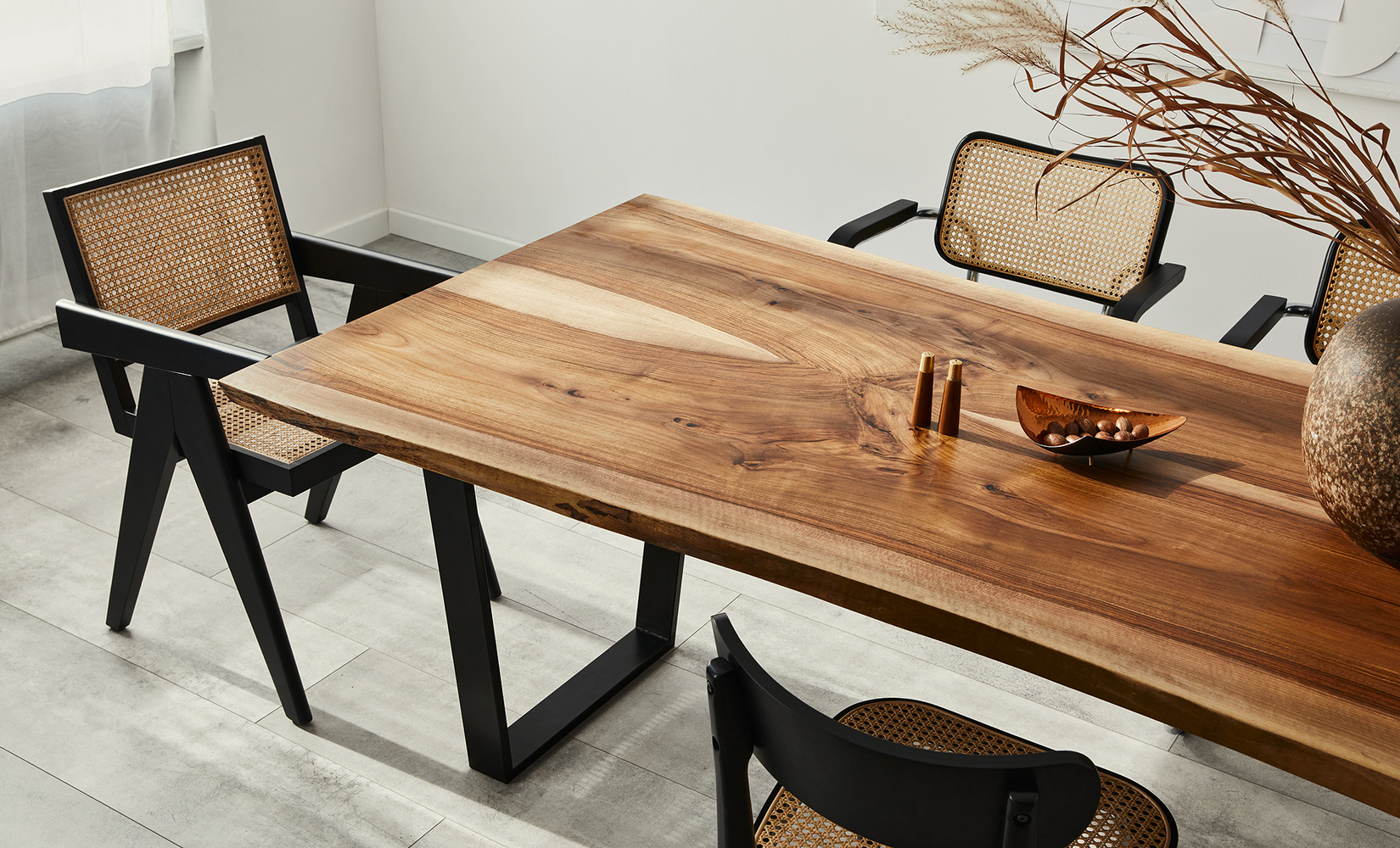 Dark elegance: How to emphasize the wood grain?
