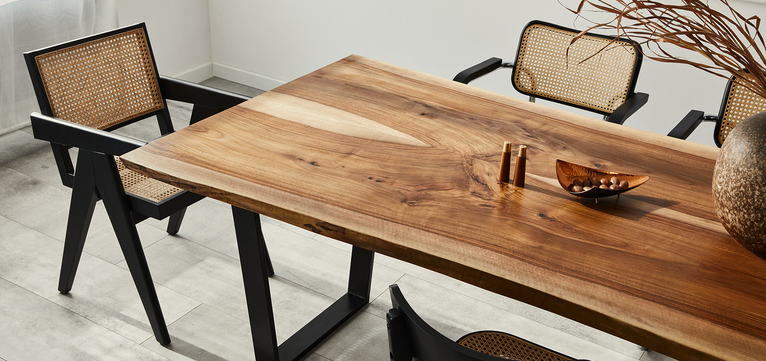 Dark elegance: How to emphasize the wood grain?