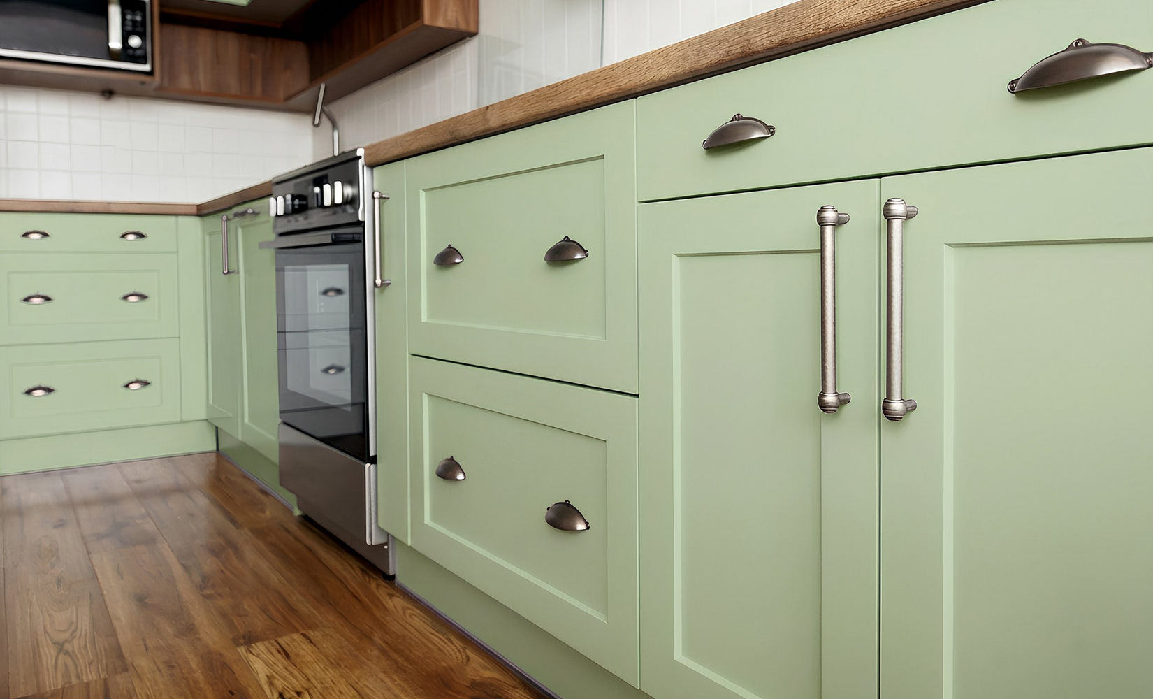 A big transformation for a few crowns: Renovation of a kitchen unit without replacing the door